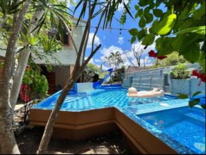 una piscina in mezzo a un cortile di Casa Real Cozumel a Cozumel