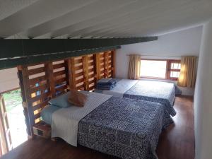 1 Schlafzimmer mit 2 Betten in einem Zimmer in der Unterkunft CABAÑA LOS JUANES in Sutamarchán