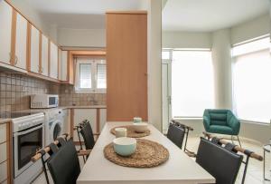 Η κουζίνα ή μικρή κουζίνα στο Elyzabeth Garden Apartment +4 φωτογραφίες