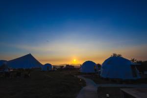 Východ nebo západ slunce při pohledu z luxury tent nebo okolí