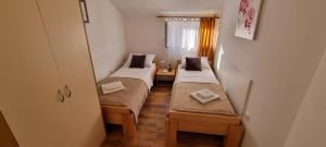 Postel nebo postele na pokoji v ubytování Apartments Ćosic