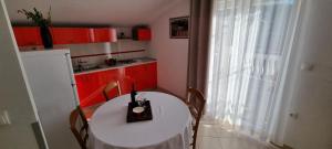 Kuchyň nebo kuchyňský kout v ubytování Apartments Ćosic