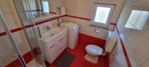 Koupelna v ubytování Apartments Ćosic