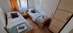 Postel nebo postele na pokoji v ubytování Apartments Ćosic