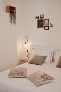 un letto bianco con due cuscini sopra di La Casa di Adele - your Home in Trieste a Trieste