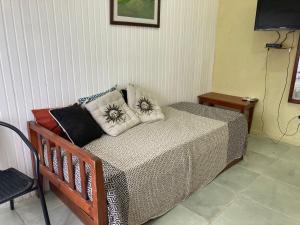 un sofá con almohadas en una habitación en Lo de IRMA, en Piriápolis