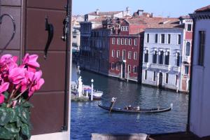 Una góndola en un río en una ciudad en Ca' Mirò, en Venecia