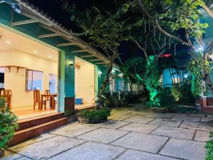 ein Haus mit einer Terrasse bei Nacht in der Unterkunft Phu Long Resort & Bar Phu Quoc in Phu Quoc + 75 Fotos