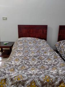 سرير أو أسرّة في غرفة في Five Giants Lahore Homestay