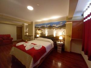 Una habitación de hotel con una cama con toallas. en Hotel REY DAVID en Uyuni