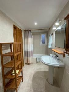 ein Badezimmer mit einem weißen Waschbecken und einer Dusche in der Unterkunft Beautiful apartment with sea view and great pool in Portocolom