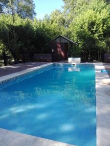 ComplejoGovinda في تيغري: مسبح ازرق كبير مع شرفة