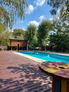Una piscina con un edificio al fondo. en ComplejoGovinda, en Tigre