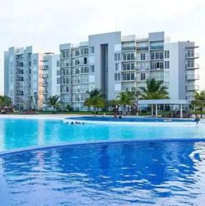 una gran piscina frente a algunos edificios en Paradisiaca casa con Laguna y Alberca en Veracruz