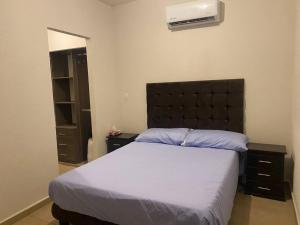 1 dormitorio con 1 cama y aire acondicionado en la pared en Paradisiaca casa con Laguna y Alberca, en Veracruz