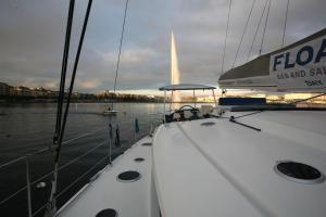 Blick auf einen Fluss in der Nähe des Bootes