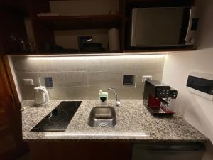 Encantador Duplex cerca de todo的厨房或小厨房