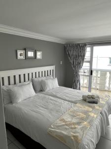 um quarto com uma grande cama branca e uma janela em 14th On Clifford Guest House em East London