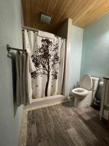 baño con cortina de ducha y árbol en Adventures Vacation Rentals en Lava Hot Springs