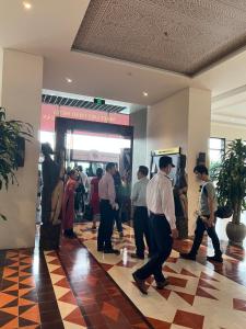 綏和的住宿－Toà Nhà Apec Mandala Wyndham Phú Yên，一群人走进一座建筑