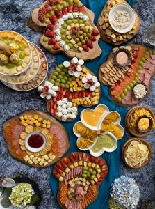 uma mesa cheia de pratos de comida numa mesa em El Prado Glamping em Susudel  
