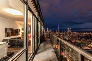 Unbelievable Penthouse View with 3 bedrooms في تورونتو: اطلالة على المدينة ليلا من مبنى