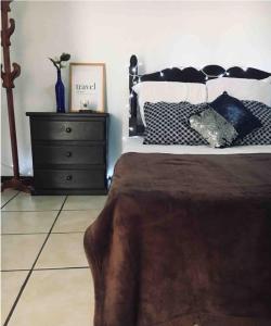 1 dormitorio con 1 cama y vestidor con almohadas en Casa Marú, en Oaxaca City