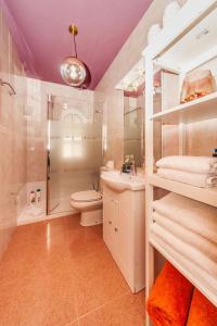 W łazience znajduje się umywalka i prysznic. w obiekcie Luxury Beach Tanza w mieście Playa Honda