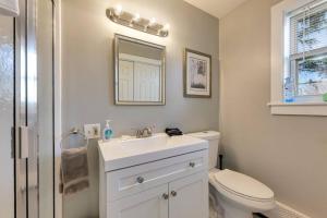 un bagno con un water, un lavandino e uno specchio di 2 BR Home w/ Pondside View Backyard [Maine Escape] a Bar Harbor Altre 25 foto
