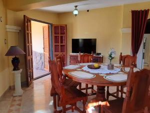 Μια τηλεόραση ή/και κέντρο ψυχαγωγίας στο Cabañas Cerros Azules en La Rioja Alojamiento Temporario