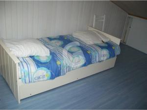 1 cama con edredón y almohadas azules y blancos en Appartement La Tranche-sur-Mer, 3 pièces, 4 personnes - FR-1-357-12, en La Tranche-sur-Mer