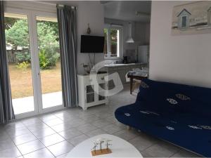 - un salon avec un canapé et une table dans l'établissement Maison La Tranche-sur-Mer, 5 pièces, 9 personnes - FR-1-357-272, à La Tranche-sur-Mer