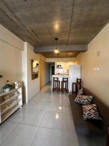 ein großes Wohnzimmer mit einem Sofa und einem Tisch in der Unterkunft Aires del Sur in San Miguel de Tucumán