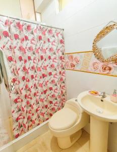 a bathroom with a toilet and a shower curtain at Hospedaje EL MARQUEZ Expat in Máncora