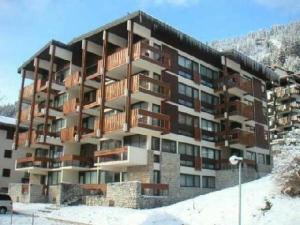 un grand immeuble avec de la neige au sol dans l'établissement Appartement La Clusaz, 2 pièces, 4 personnes - FR-1-459-198, à La Clusaz