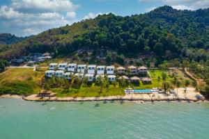 eine Luftansicht eines Resorts am Strand in der Unterkunft Coconut Grove Resort in Ko Yao Yai