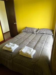 ein großes Bett mit zwei Handtüchern darüber in der Unterkunft Cabañas Vista Volcanes I in Puerto Varas