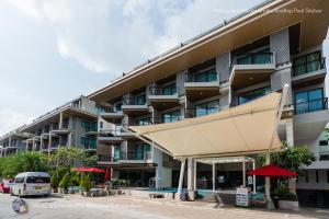 um grande edifício de apartamentos com toldo em frente em ✪✪✪✪✪ Patong Beachfront Studio Rooftop Pool Skybar em Praia de Patong