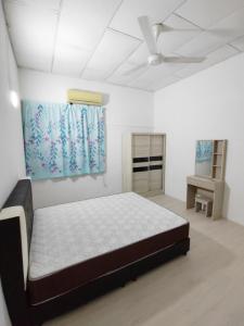 ジョージタウンにあるGP Hostel Penangの白い部屋(ベッド1台、窓付)