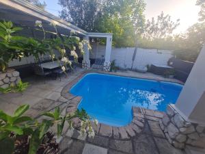 a swimming pool in the backyard of a house at Bergview Guesthouse Swellendam in Swellendam