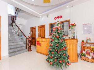uma árvore de Natal num quarto com escadas em Hải Phát Hotel em Thôn Trà Long