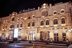 撒馬爾罕的住宿－al Madina Hotel Samarkand，一座大建筑,晚上有标志