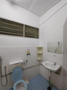 喬治市的住宿－GP Hostel Penang，一间带卫生间和水槽的浴室