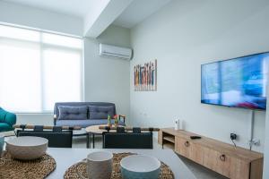 Μια τηλεόραση ή/και κέντρο ψυχαγωγίας στο Elyzabeth Garden Apartment