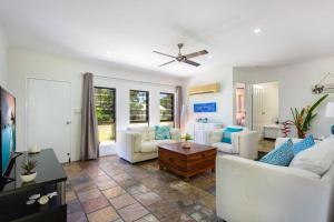 A seating area at Tranquil 3BR King Home, Pool, BBQ