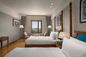 Time Square Resort & Spa Bhuj客房内的一张或多张床位