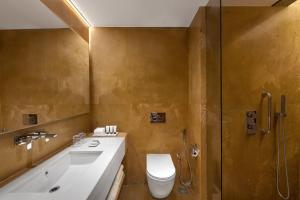 Time Square Resort & Spa Bhuj的一间浴室