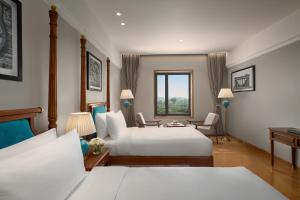 Time Square Resort & Spa Bhuj客房内的一张或多张床位