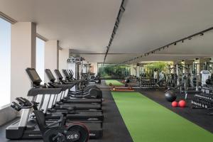 Time Square Resort & Spa Bhuj的健身中心和/或健身设施