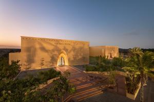 un bâtiment avec une fresque sur son côté dans l'établissement Time Square Resort & Spa Bhuj, à Bhuj